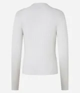 Blusa marrón de punto con cuello alto y manga larga.