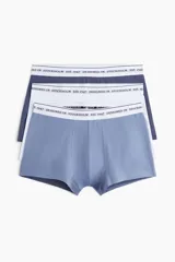 Pack de tres calzoncillos trunk cortos en azul, blanco y gris. Confeccionados en tejido funcional COOLMAX® y Lycra® Xtra Life™.