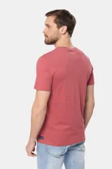 Remera celeste de manga corta con cuello redondo y bordado pequeño en el pecho. Corte clásico.