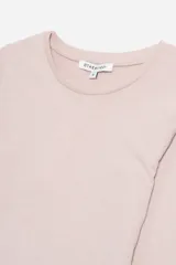 Remera de manga larga color rosa pálido, con cuello redondo.