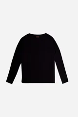 Remera negra de manga larga con escote en V.