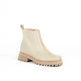 Botas cortas color marrón de cuero vacuno con suela track negra de goma. Presentan cierre lateral con cremallera YKK y puntera cuadrada.