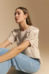 Remera negra de manga corta con mangas abullonadas y cuello redondo.