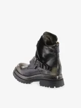 Botas de cuero color marrón con cordones y hebillas.