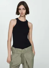 Musculosa blanca de algodón con cuello redondo y tejido de canalé.