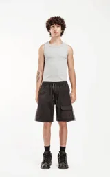 Bermuda deportiva color negro con paneles laterales grises. Presenta cintura elástica con cordón de ajuste estampado, bolsillos laterales y un bolsillo cargo con solapa en el muslo derecho.