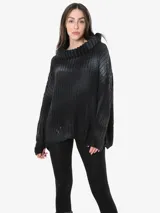 Sweater tejido de punto grueso color negro con cuello alto y diseño degradado en la parte superior.