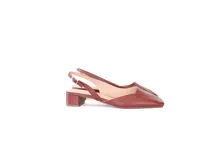 Zapato slingback de cuero color borgoña, con punta cuadrada, escote en V y pulsera trasera con elástico. Taco bajo cuadrado forrado en cuero.