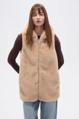 Chaleco sin mangas de pelo sintético color beige claro, con capucha y cierre frontal.