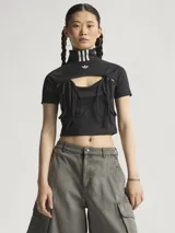 Crop top negro de Adidas con cuello alto, mangas cortas y aberturas frontales con lazos. Presenta las tres líneas características de la marca en color blanco en el cuello y el logo en el pecho.