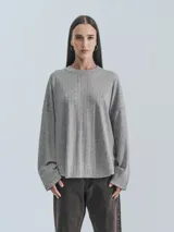 Sweater gris de punto acanalado, corte holgado y mangas largas.