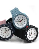 Reloj Mistral deportivo con correa de silicona negra, esfera blanca con números negros y bisel negro con números blancos.