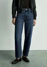Pantalón de jean azul oscuro de corte slouchy, tiro alto y cinco bolsillos.