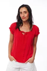 Blusa roja de mangas cortas con escote cuadrado y detalle de encaje en el frente.