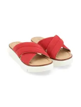 Sandalia de cuero color rosa con tiras cruzadas y suela anatómica acolchonada blanca.