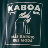 Remera negra de corte regular con estampa frontal de la marca KBA Industries con un diseño de una casa en llamas.