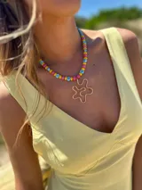 Collar corto con medallón de alambre en forma de flor, adornado con cuentas de piedra natural, cerámica y cristal checo.