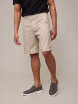 Bermuda de algodón y lino color beige, corte chino.