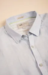 Camisa de manga larga color durazno, confeccionada en lino orgánico, con cuello italiano, cierre con botones y bolsillo en el pecho con logo bordado al tono.