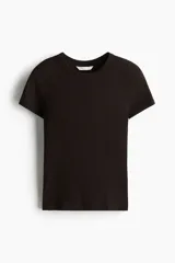 Remera marrón de punto acanalado, corte ajustado, cuello redondo y mangas cortas.