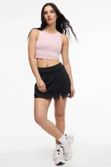 Top deportivo negro, corto, con escote redondo y copas removibles.