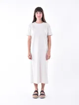 Vestido midi color crema, de corte recto y mangas cortas, con detalle de calado en forma de estrellas en el pecho.