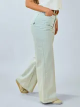 Pantalón jean celeste de corte ancho, con cintura alta y bolsillos delanteros y traseros.