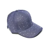 Gorra de béisbol azul con apliques brillantes.
