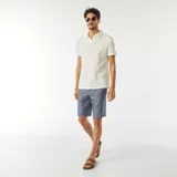 Remera blanca de punto gofrado con cuello polo y manga corta.