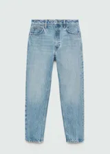 Pantalón de jean celeste claro, corte mom fit, con tiro alto, cinco bolsillos y cierre con cremallera y botón.