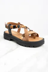 Sandalia de cuero con plataforma, tiras cruzadas de cuero color marrón y dorado animal print.
