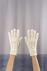 Guantes tejidos a mano en lana color crema, con punto jersey y detalle de trenzas.