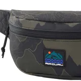 Riñonera Rip Curl con estampado de camuflaje en tonos verde y negro. Cuenta con un compartimento principal con cierre y correa ajustable con hebilla.