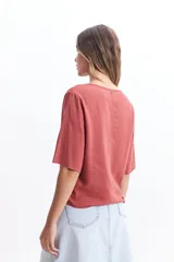 Blusa color ladrillo de algodón con mangas 3/4, escote redondo y corte amplio.