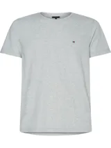 Remera gris de algodón con cuello redondo y mangas cortas. Presenta el logo de Tommy Hilfiger bordado en el pecho.