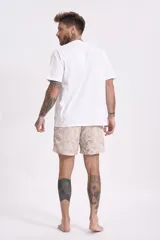 Short de baño celeste con estampado de flores rosas y cordón ajustable en la cintura.