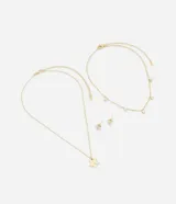 Conjunto de bisutería dorada que incluye dos collares de diferentes largos y un par de caravanas, todos con dije de estrella.