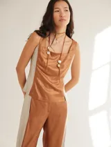 Musculosa color marrón con paneles laterales en color beige y escote cuadrado.