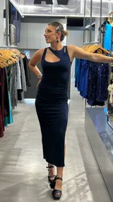 Vestido largo azul de lurex con abertura en la pierna y un solo hombro.