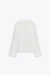 Camisa blanca con rayas verticales finas en color gris, de corte entallado, con cuello solapa y escote en pico. Cierre frontal con botones negros.