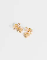 Aros pasantes dorados con cabezal de moño y corazón colgante.