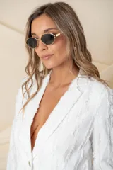 Blazer blanco de crepé satén con flecos de seda, bolsillos ojal y botón de nácar. Ideal para cóctel o civil.