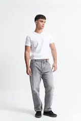 Pantalón de jean celeste claro, corte amplio y tiro medio. Confeccionado en 98% algodón y 2% spandex, con pasacintos.