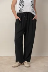 Pantalón italiano de lino azul marino, de corte amplio, con cintura elastizada y cordón ajustable.