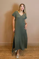 Vestido largo color beige, de tejido calado, escote en V, manga corta y corte holgado.