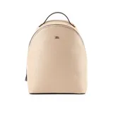 Mochila color taupe de símil cuero con relieve, acceso con cierre, herrajes plateados y correa fija.