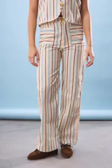 Pantalón de vestir de corte recto, color beige con rayas verticales marrones, celestes y rosas.