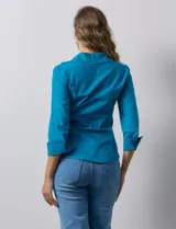 Camisa blanca de algodón marca Zac & Rachel, con cuello con solapa, abertura central con botones, delantera tableada y laterales elastizados.
