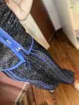 Falda larga tejida calada color camel con lurex en rayas azules y tajos laterales.