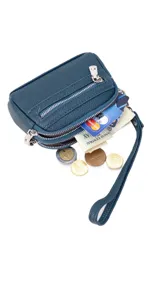 Monedero negro de simil cuero con correa para la mano, diseño práctico y compacto. Bolsillo principal con doble cierre, y un bolsillo frontal pequeño para llevar monedas.